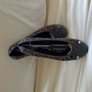 Vionic Spark Minna Sip On Toe Cap Ballet Flats.